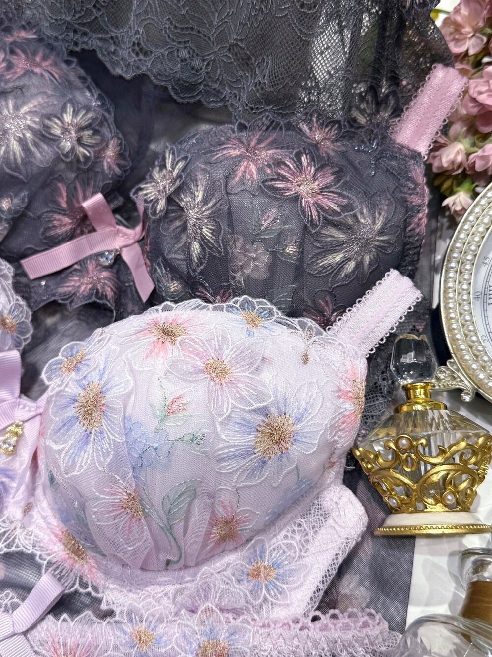 パープル系のブラジャー、パープル系のブラジャー、パープル系のブラジャーを着用したレディースの夏コーディネートの4枚目の写真
