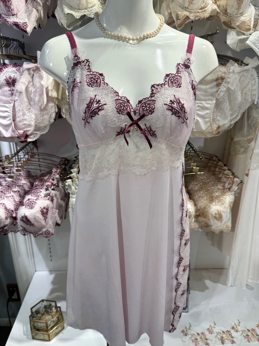 ゴールド系のブラジャー、グリーン系のブラジャー、レッド系のブラジャーを着用したレディースの秋コーディネートの7枚目の写真