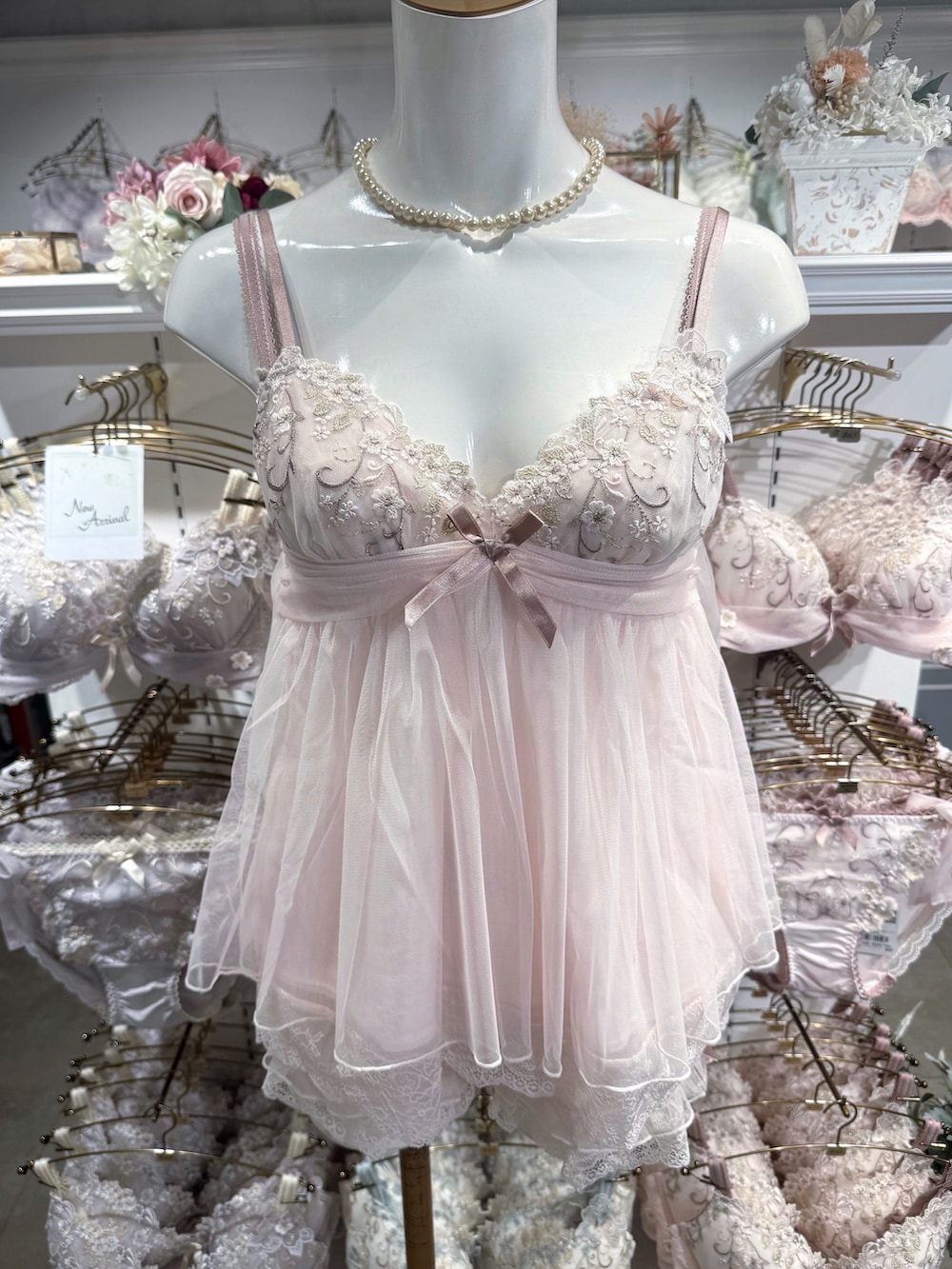 ホワイト系のブラジャー、ホワイト系のブラジャー、ホワイト系のブラジャーを着用したレディースの夏コーディネートの4枚目の写真