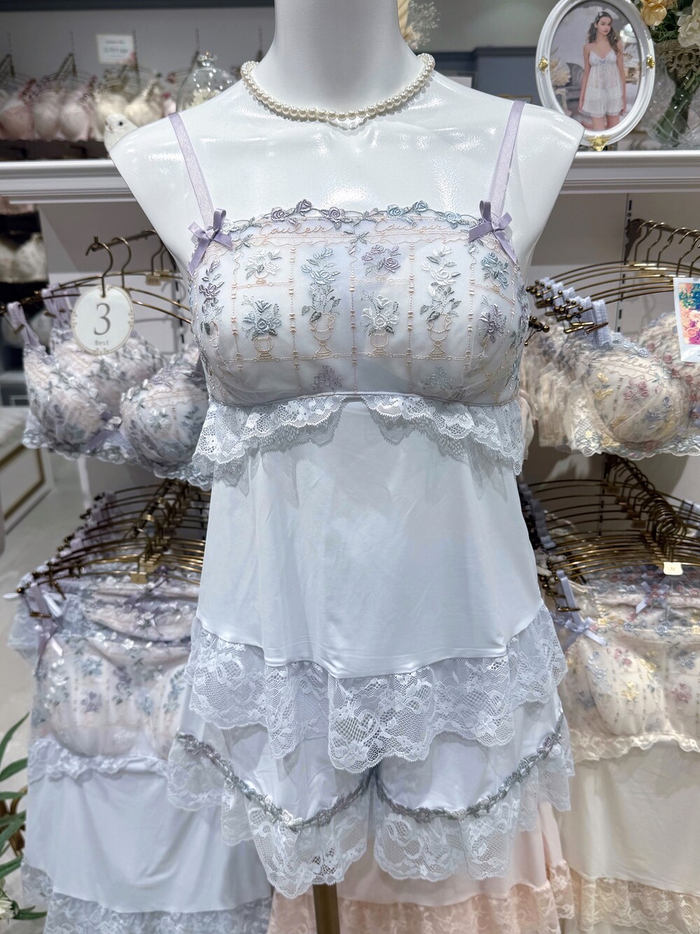 ブルー系のブラジャー、ブルー系のブラジャー、ブルー系のブラジャーを着用したレディースの夏コーディネートの5枚目の写真