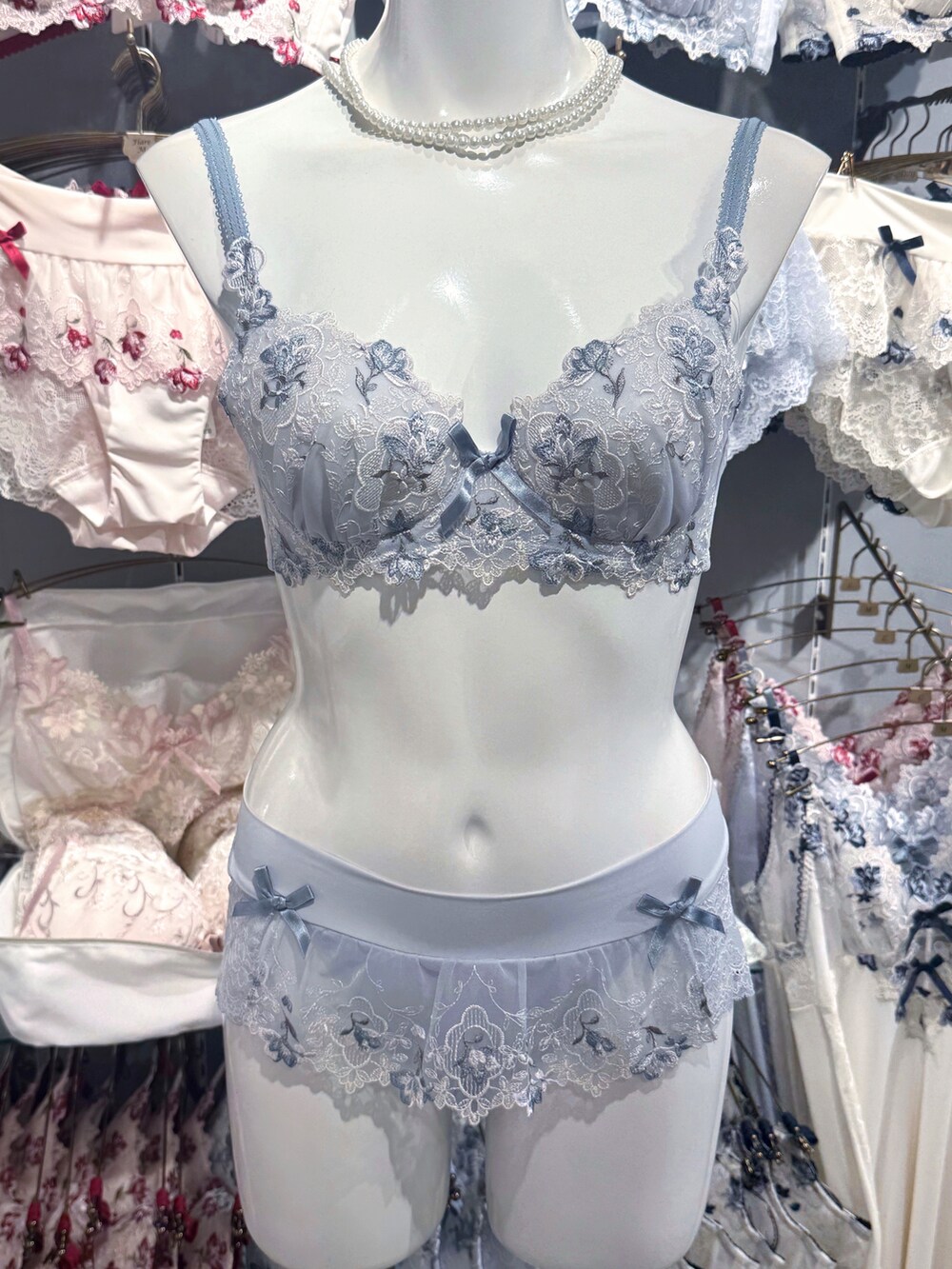 ブルー系のブラジャー、ブルー系のブラジャー、ブルー系のブラジャーを着用したレディースの秋コーディネートの4枚目の写真