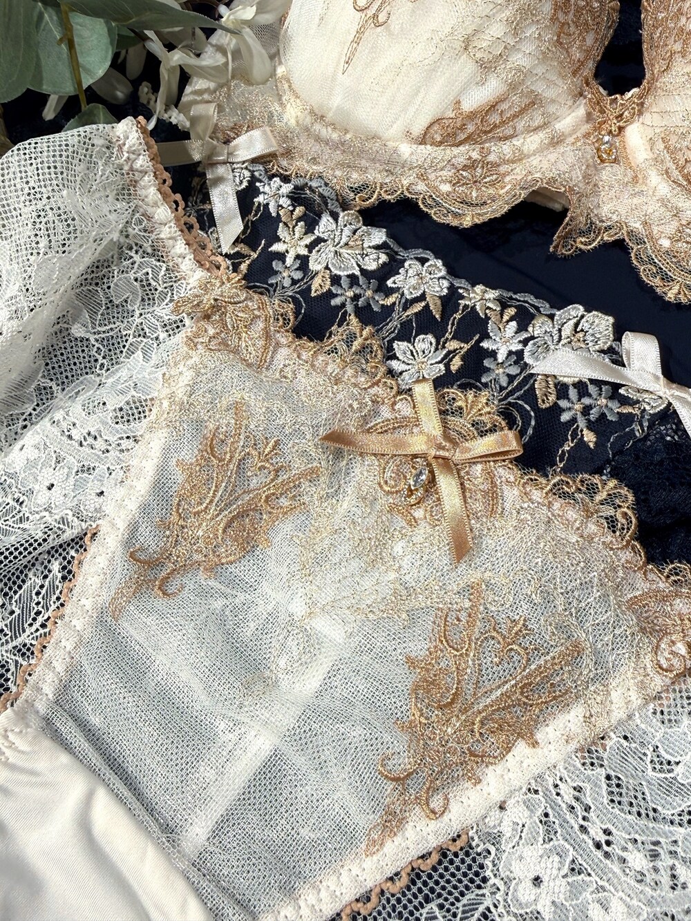 ゴールド系のブラジャー、ゴールド系のブラジャー、ゴールド系のブラジャーを着用したレディースの秋コーディネートの4枚目の写真