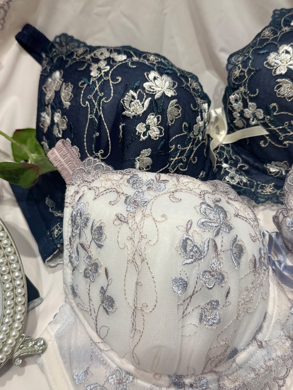 ブルー系のブラジャー、ブルー系のブラジャー、ブルー系のブラジャーを着用したレディースの春コーディネートの3枚目の写真