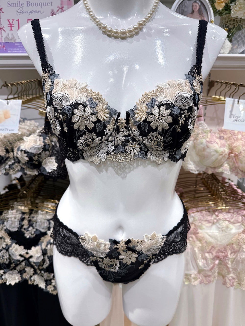 ブラック系のブラジャー、ブラック系のブラジャー、ブラック系のブラジャーを着用したレディースの夏コーディネートの5枚目の写真