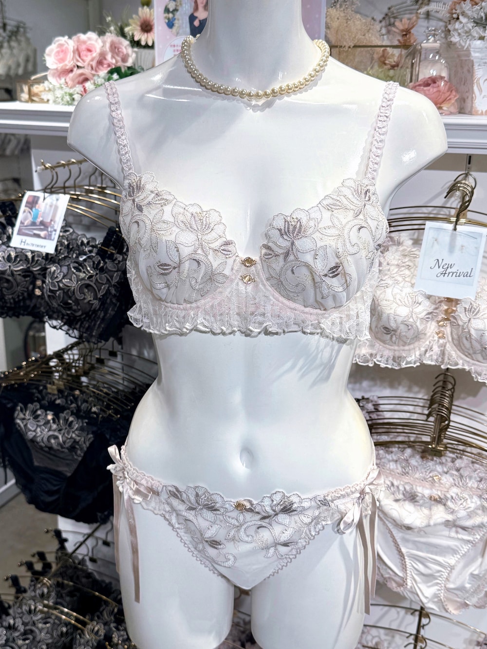 ホワイト系のブラジャー、ホワイト系のブラジャー、ホワイト系のブラジャーを着用したレディースの秋コーディネートの3枚目の写真
