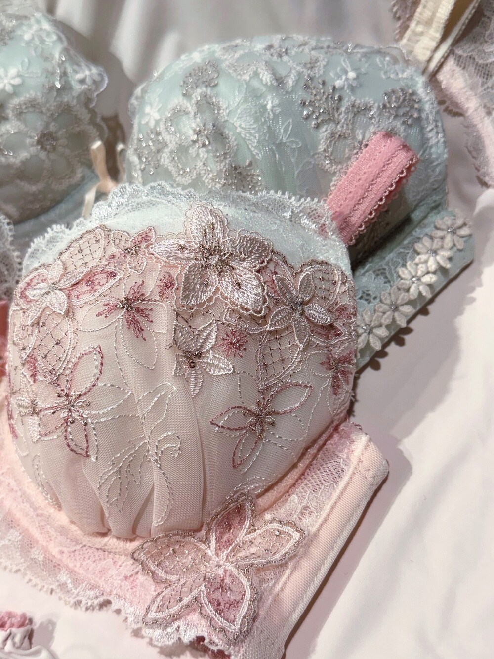 ピンク系のブラジャー、ピンク系のブラジャー、ピンク系のブラジャーを着用したレディースの夏コーディネートの3枚目の写真