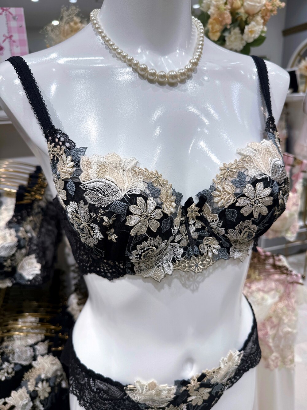 ブラック系のブラジャー、ブラック系のブラジャー、ブラック系のブラジャーを着用したレディースの夏コーディネートの6枚目の写真