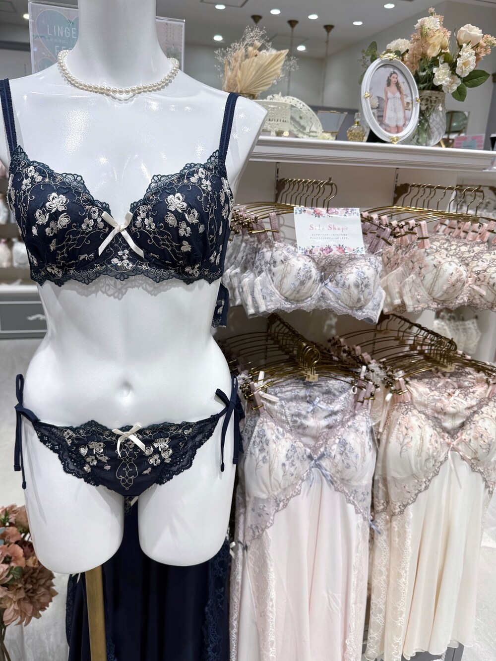 ブルー系のブラジャー、ブルー系のブラジャー、ブルー系のブラジャーを着用したレディースの春コーディネートの5枚目の写真
