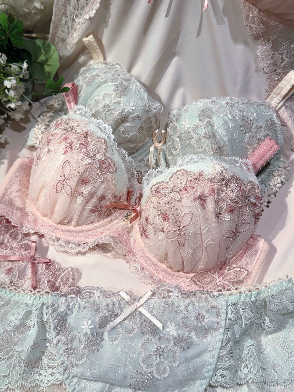 ピンク系のブラジャー、ピンク系のブラジャー、ピンク系のブラジャーを着用したレディースの夏コーディネートの2枚目の写真