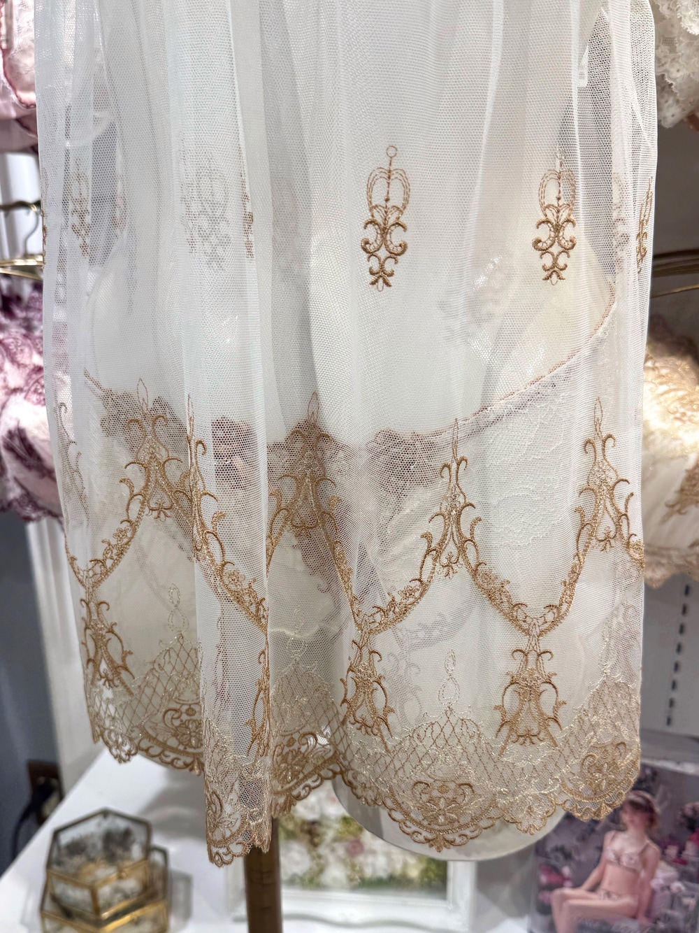 ゴールド系のブラジャー、グリーン系のブラジャー、レッド系のブラジャーを着用したレディースの秋コーディネートの6枚目の写真