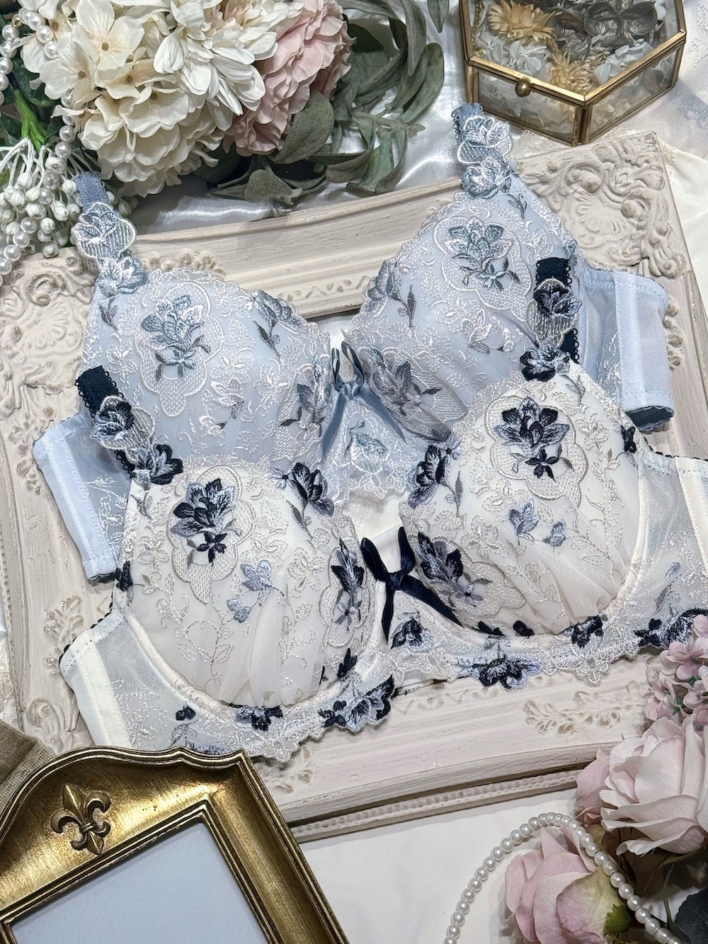 ブルー系のブラジャー、ブルー系のブラジャー、ブルー系のブラジャーを着用したレディースの秋コーディネートの8枚目の写真