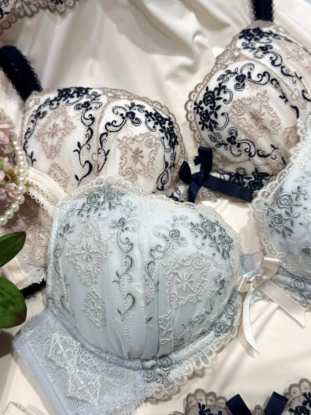 ブルー系のブラジャー、ブルー系のブラジャー、ブルー系のブラジャーを着用したレディースの夏コーディネートの4枚目の写真