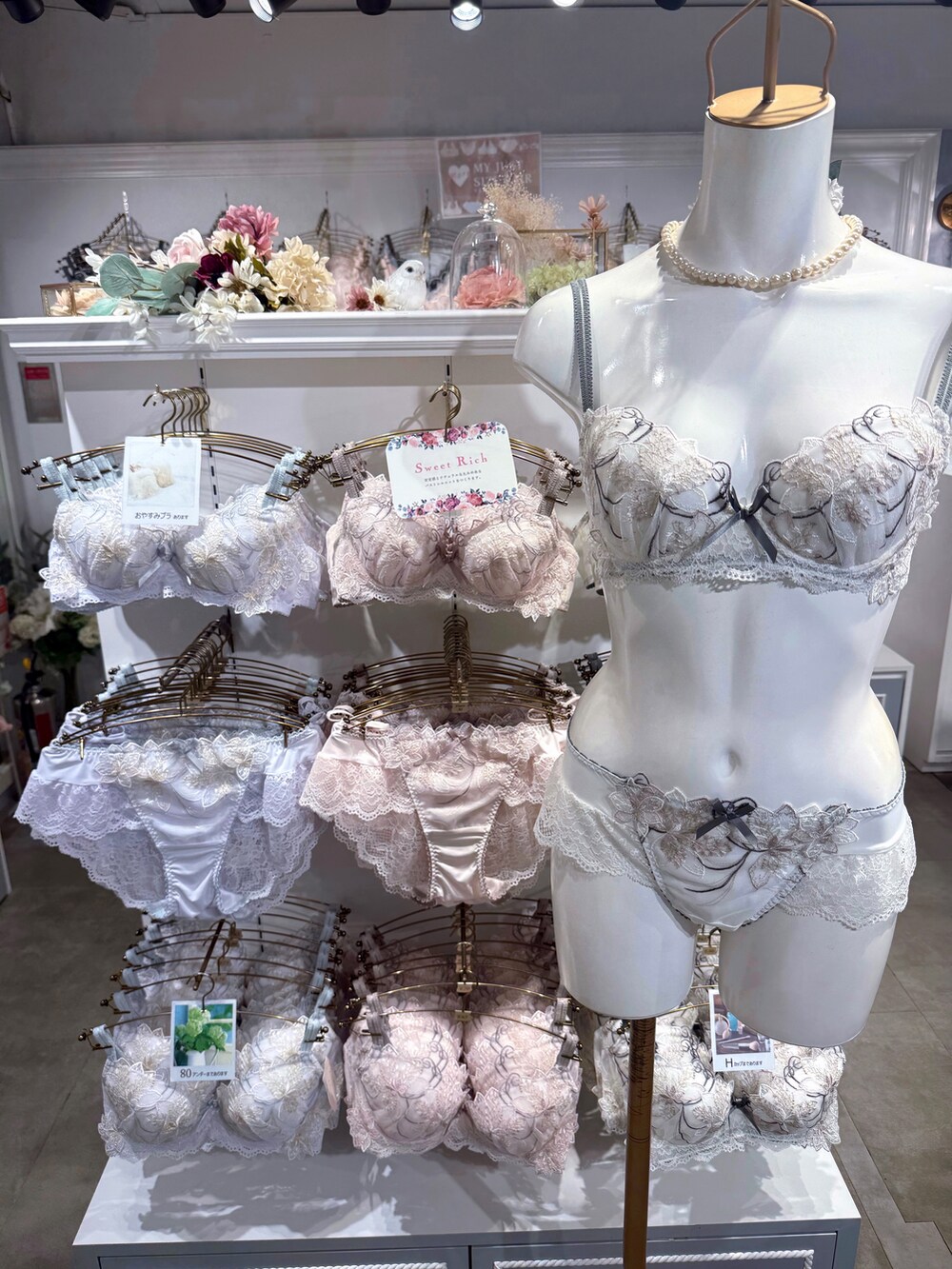 ピンク系のブラジャー、ピンク系のブラジャー、ピンク系のブラジャーを着用したレディースの秋コーディネートの8枚目の写真