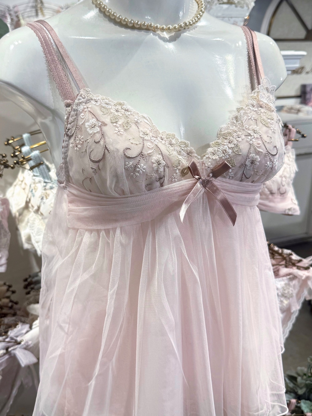 ホワイト系のブラジャー、ホワイト系のブラジャー、ホワイト系のブラジャーを着用したレディースの夏コーディネートの5枚目の写真