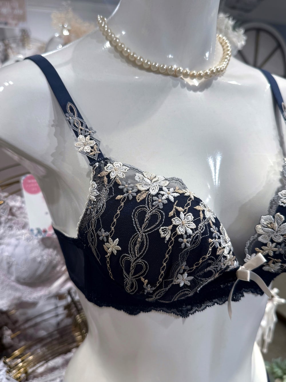 ゴールド系のブラジャー、ゴールド系のブラジャー、ゴールド系のブラジャーを着用したレディースの秋コーディネートの7枚目の写真