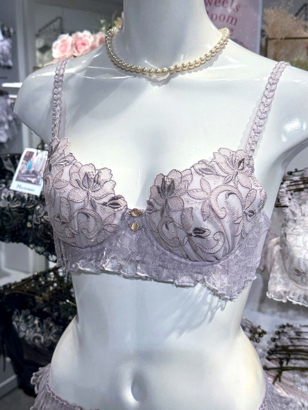 ホワイト系のブラジャー、ホワイト系のブラジャー、ホワイト系のブラジャーを着用したレディースの秋コーディネートの6枚目の写真