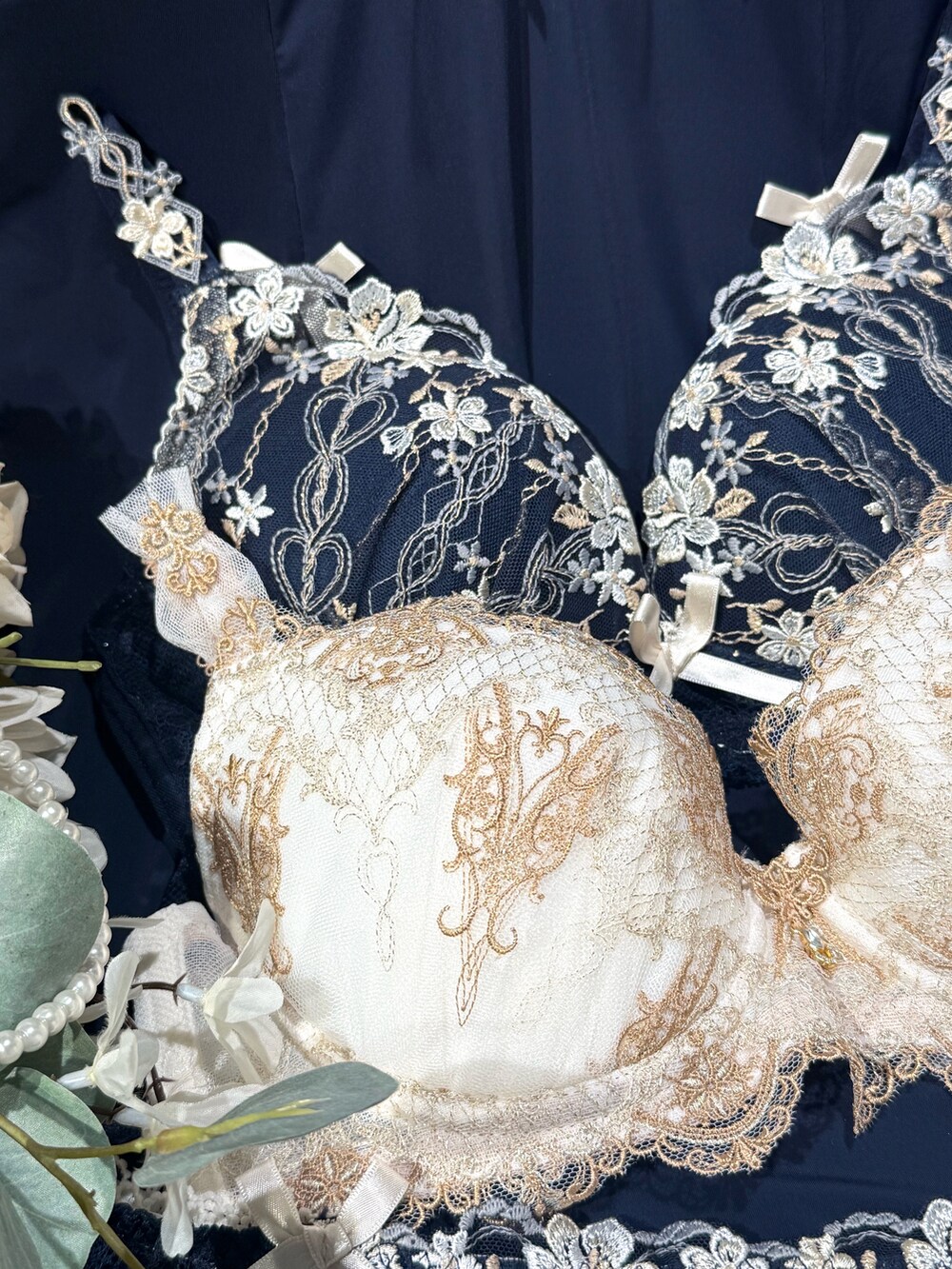 ゴールド系のブラジャー、ゴールド系のブラジャー、ゴールド系のブラジャーを着用したレディースの秋コーディネートの3枚目の写真