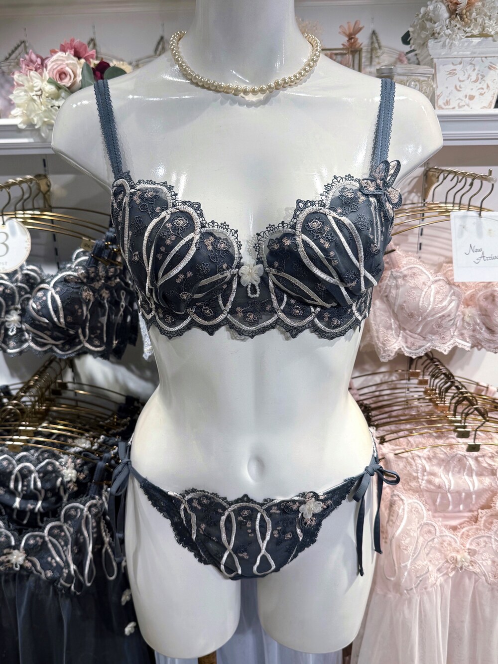 グレー系のブラジャー、グレー系のブラジャー、グレー系のブラジャーを着用したレディースの夏コーディネートの4枚目の写真