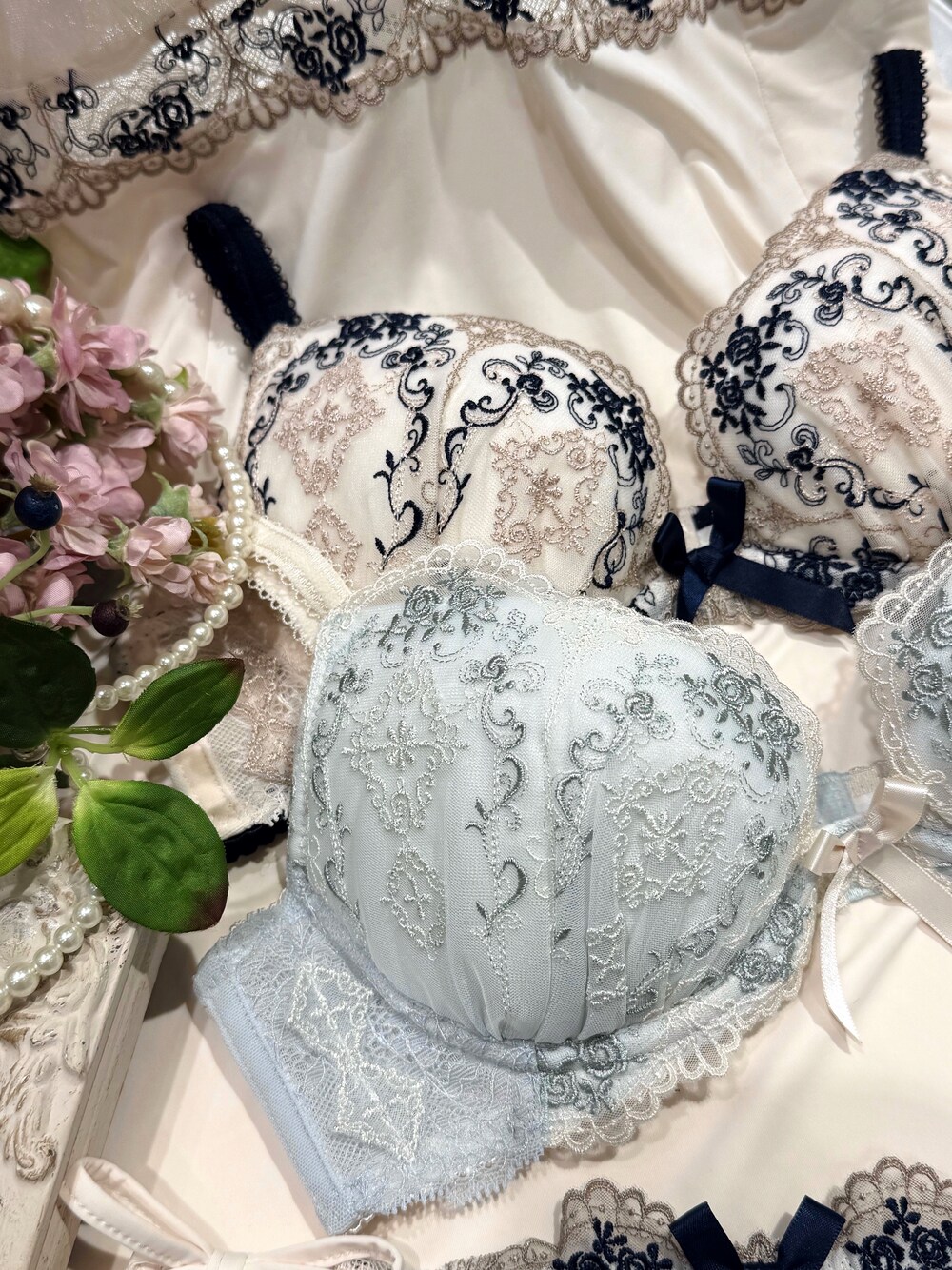 ブルー系のブラジャー、ブルー系のブラジャー、ブルー系のブラジャーを着用したレディースの夏コーディネートの2枚目の写真