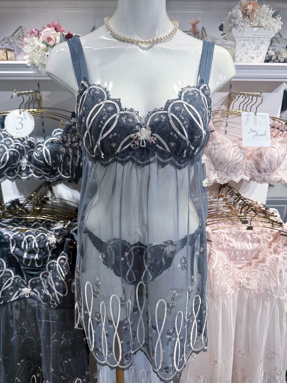 グレー系のブラジャー、グレー系のブラジャー、グレー系のブラジャーを着用したレディースの夏コーディネートの6枚目の写真