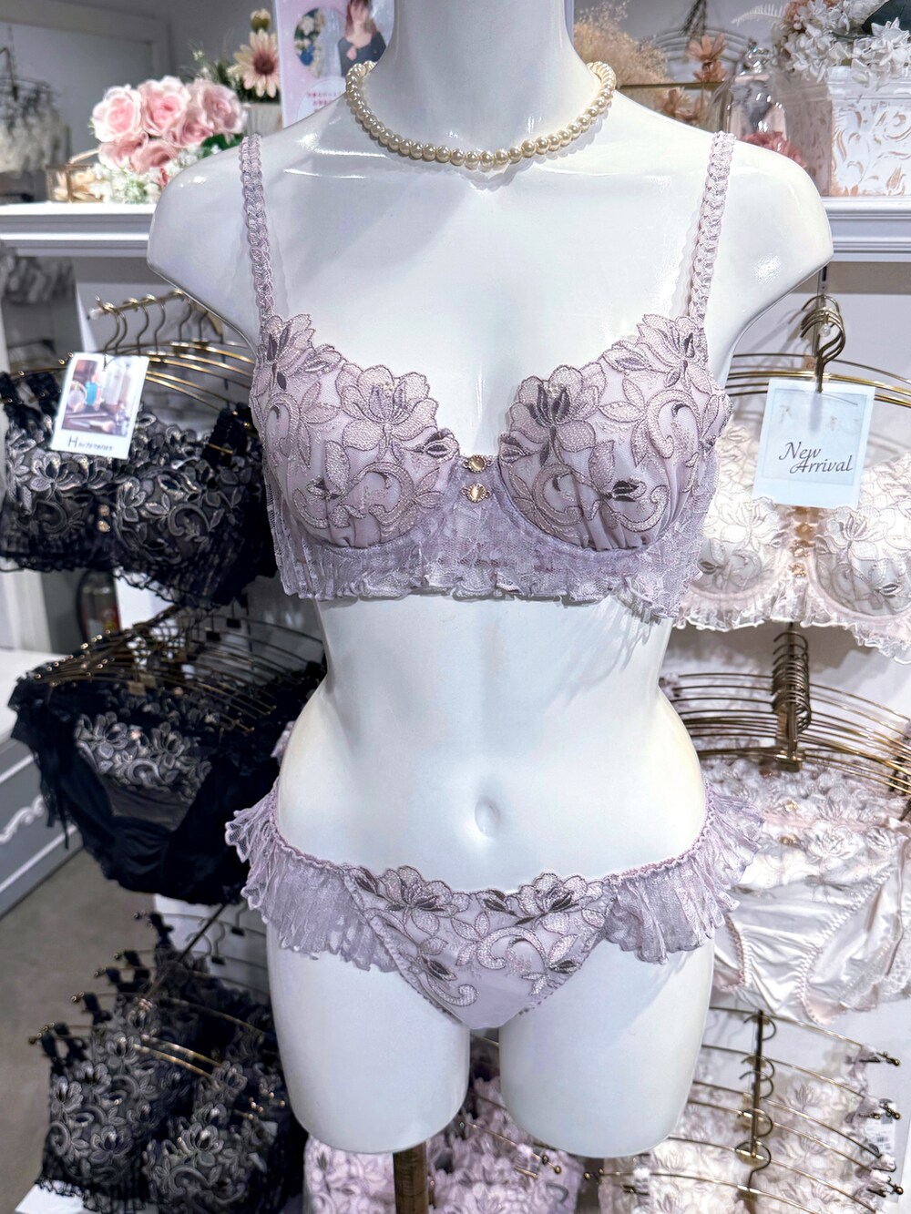 ホワイト系のブラジャー、ホワイト系のブラジャー、ホワイト系のブラジャーを着用したレディースの秋コーディネートの5枚目の写真