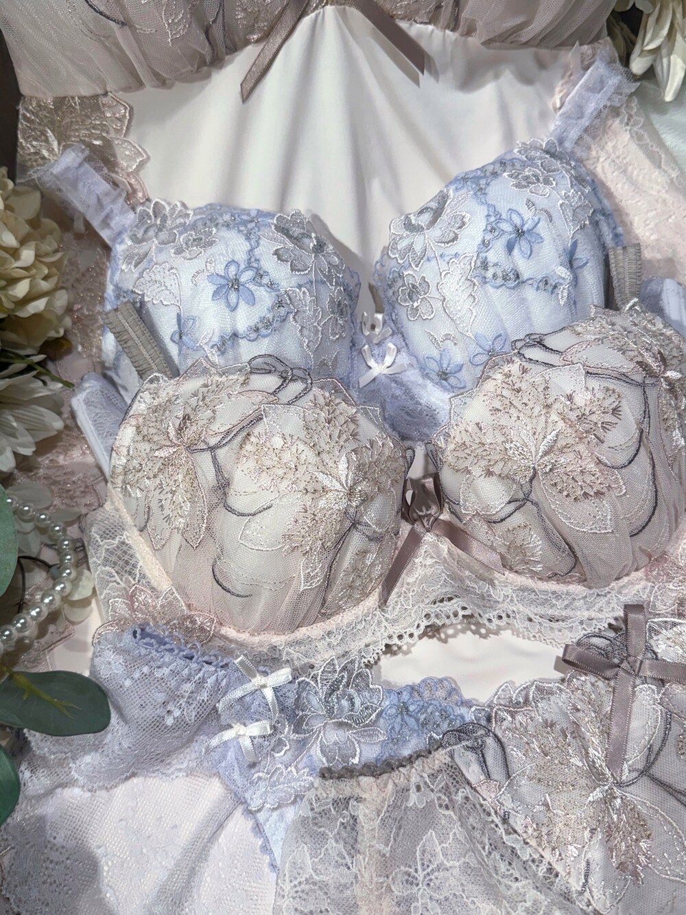 ピンク系のブラジャー、ピンク系のブラジャー、ピンク系のブラジャーを着用したレディースの秋コーディネートの2枚目の写真