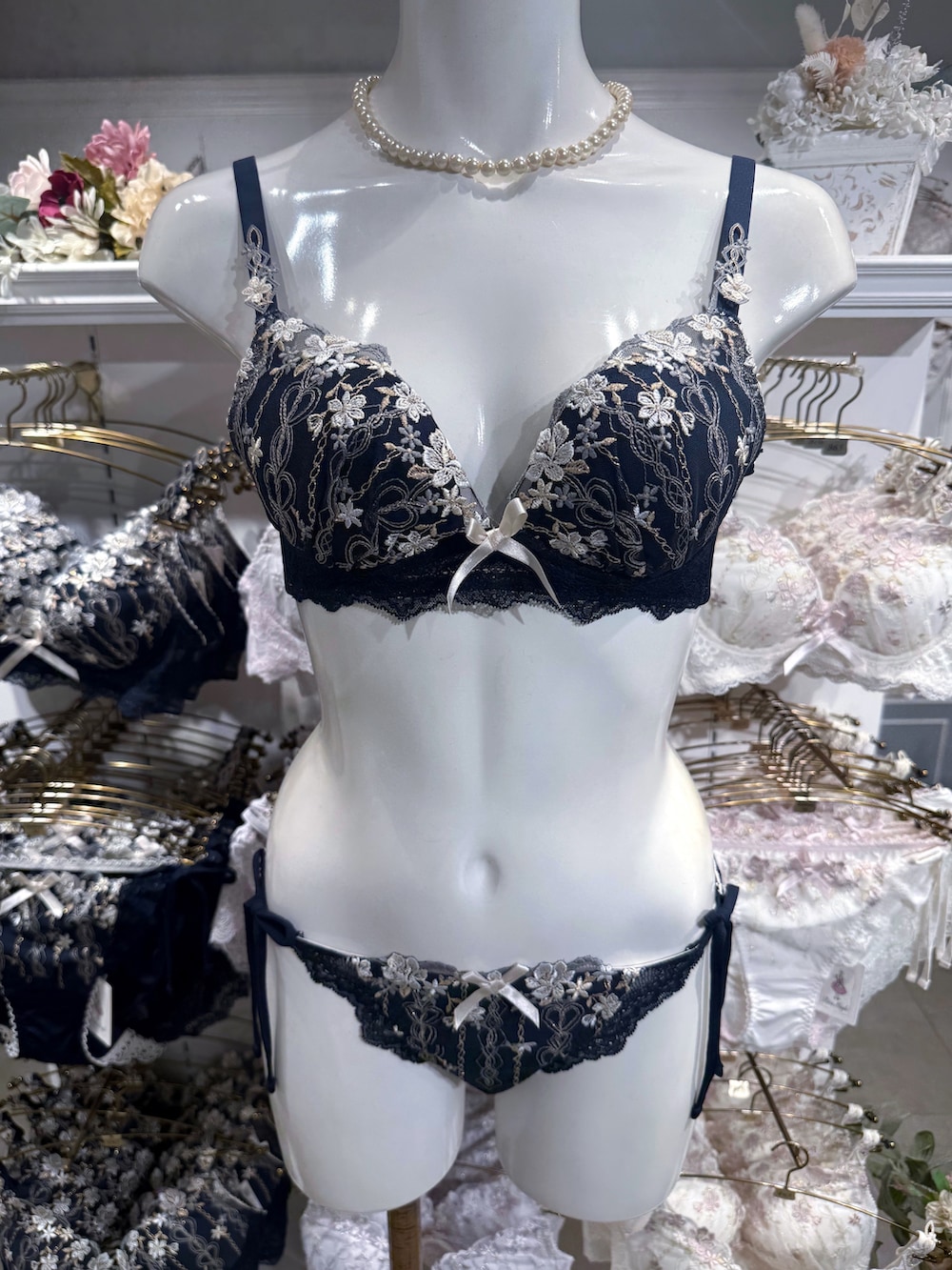 ゴールド系のブラジャー、ゴールド系のブラジャー、ゴールド系のブラジャーを着用したレディースの秋コーディネートの5枚目の写真