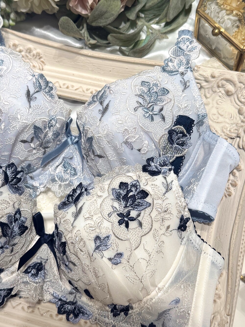 ブルー系のブラジャー、ブルー系のブラジャー、ブルー系のブラジャーを着用したレディースの秋コーディネートの3枚目の写真