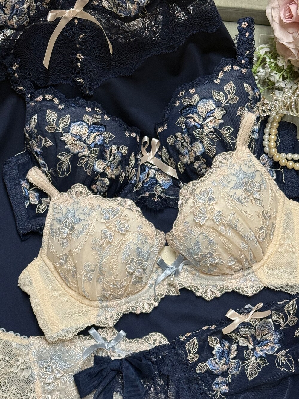 ブルー系のブラジャー、ブルー系のブラジャー、ブルー系のブラジャーを着用したレディースの春コーディネートの2枚目の写真