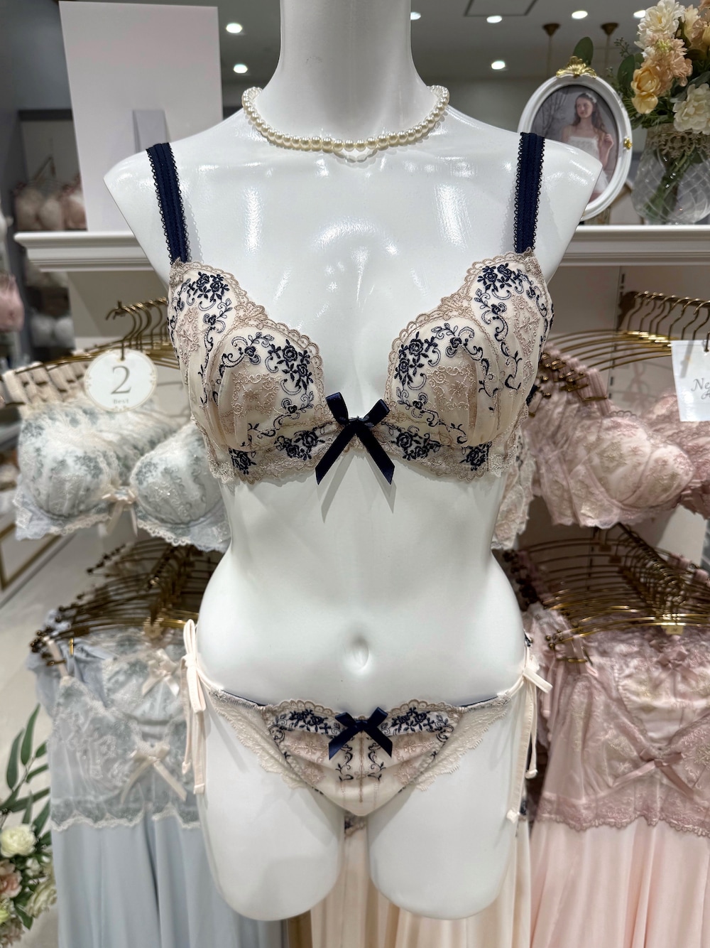 ブルー系のブラジャー、ブルー系のブラジャー、ブルー系のブラジャーを着用したレディースの夏コーディネートの5枚目の写真