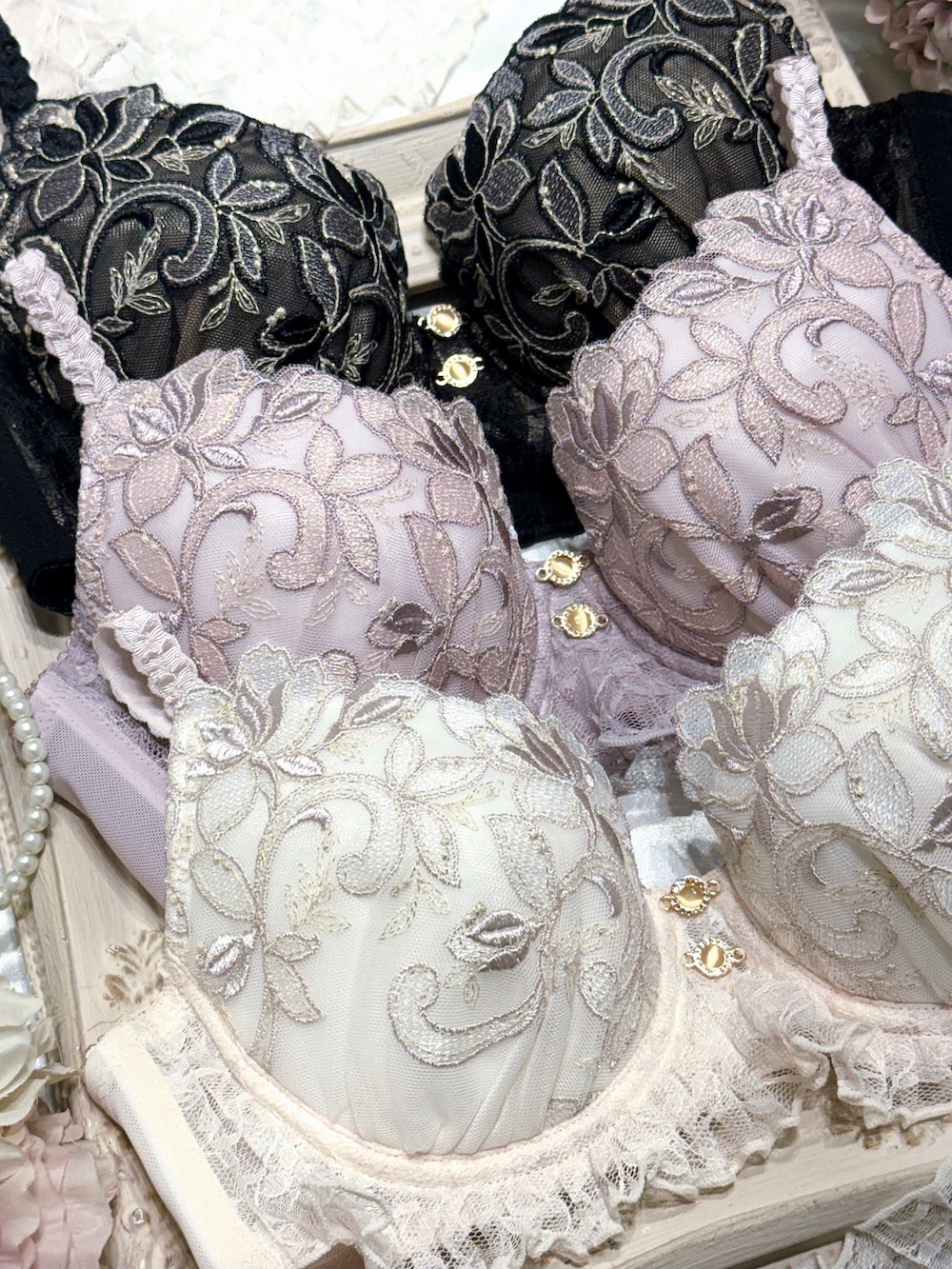 ホワイト系のブラジャー、ホワイト系のブラジャー、ホワイト系のブラジャーを着用したレディースの秋コーディネートの2枚目の写真