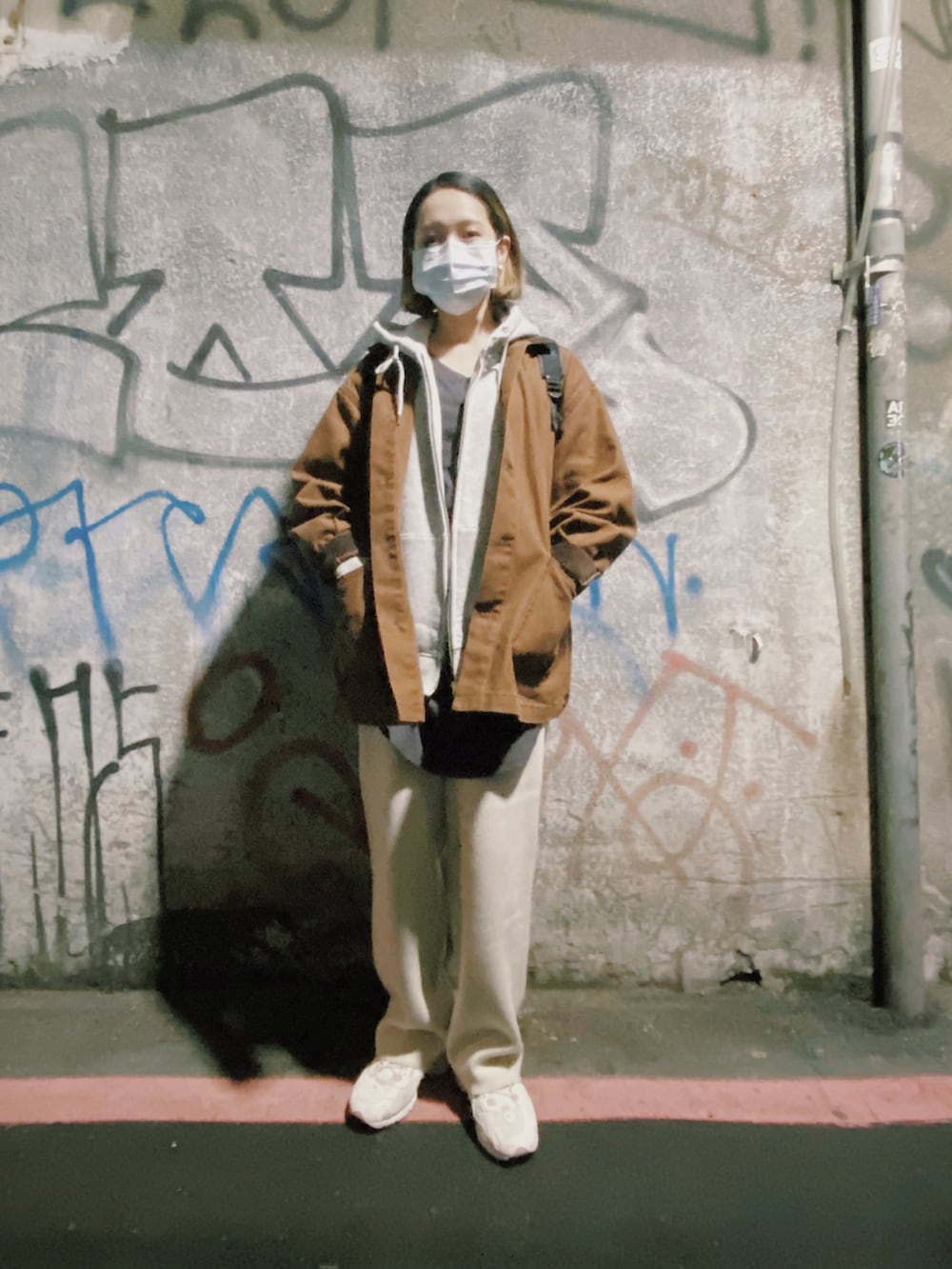 ホワイト系のその他パンツ、ホワイト系のスニーカー、ブラウン系のブルゾンを着用したレディースの冬コーディネートの2枚目の写真