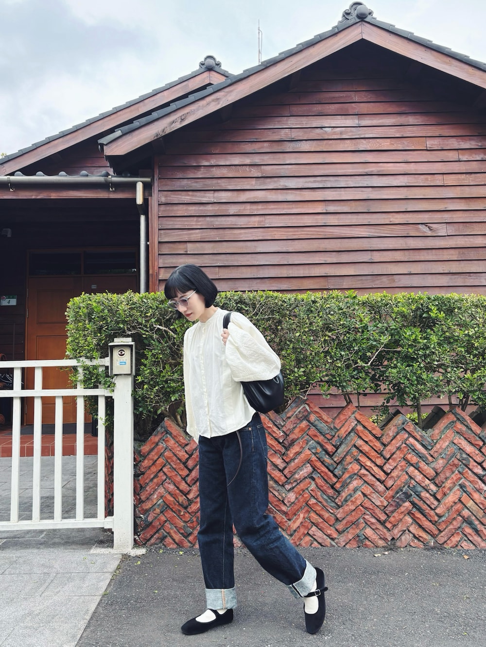 「MOUSSYのEYELET TUCK ブラウス（シャツ/ブラウス、ホワイト系）」を使った、さいさん（レディース・158cm）の春コーディネートの2枚目の写真