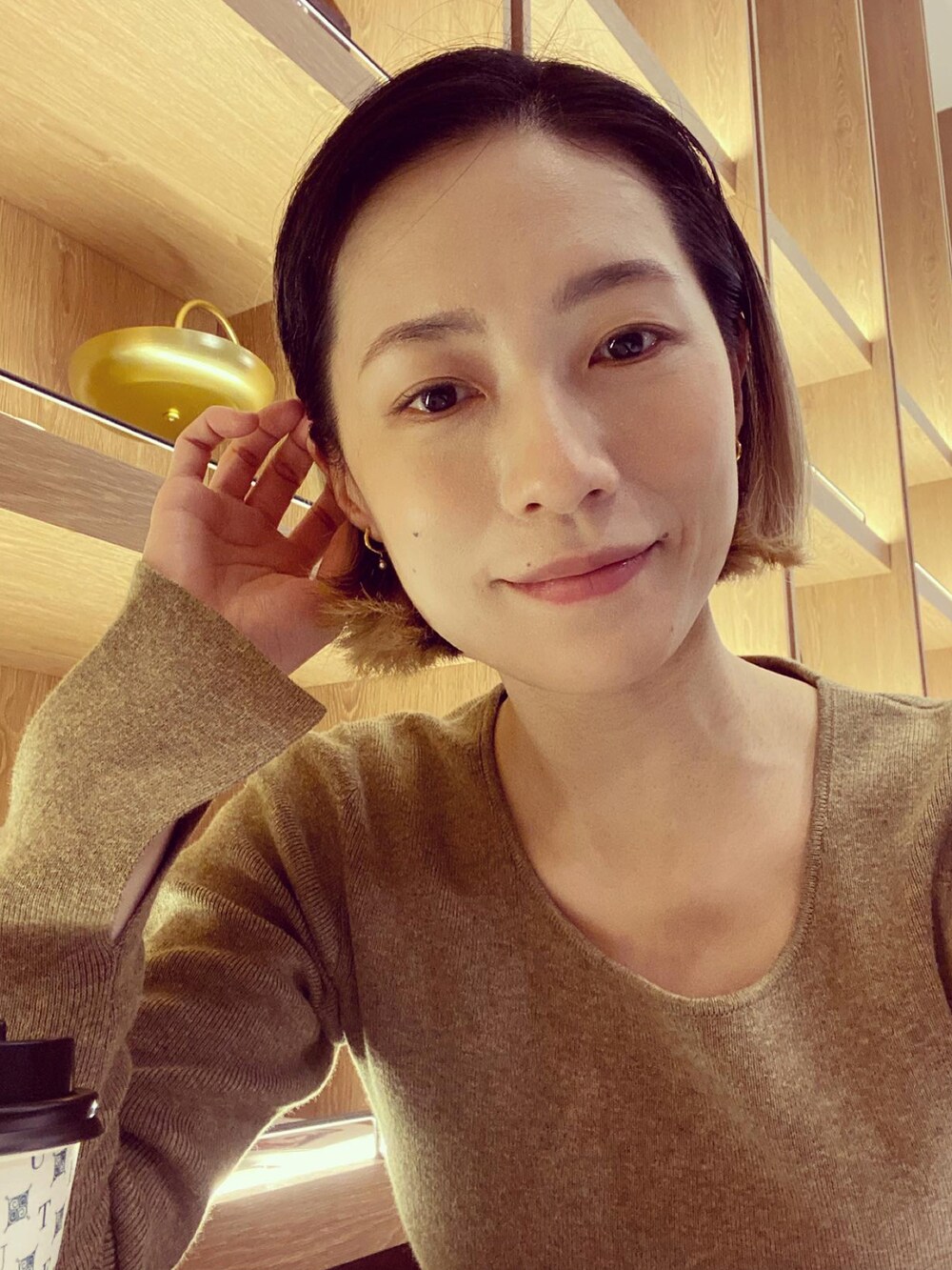 「CLANEのLOOSE SHAPE DEEP NECK KNIT TOPS（ニット/セーター、ベージュ系）」を使った、さいさん（レディース・158cm）の冬コーディネートの3枚目の写真