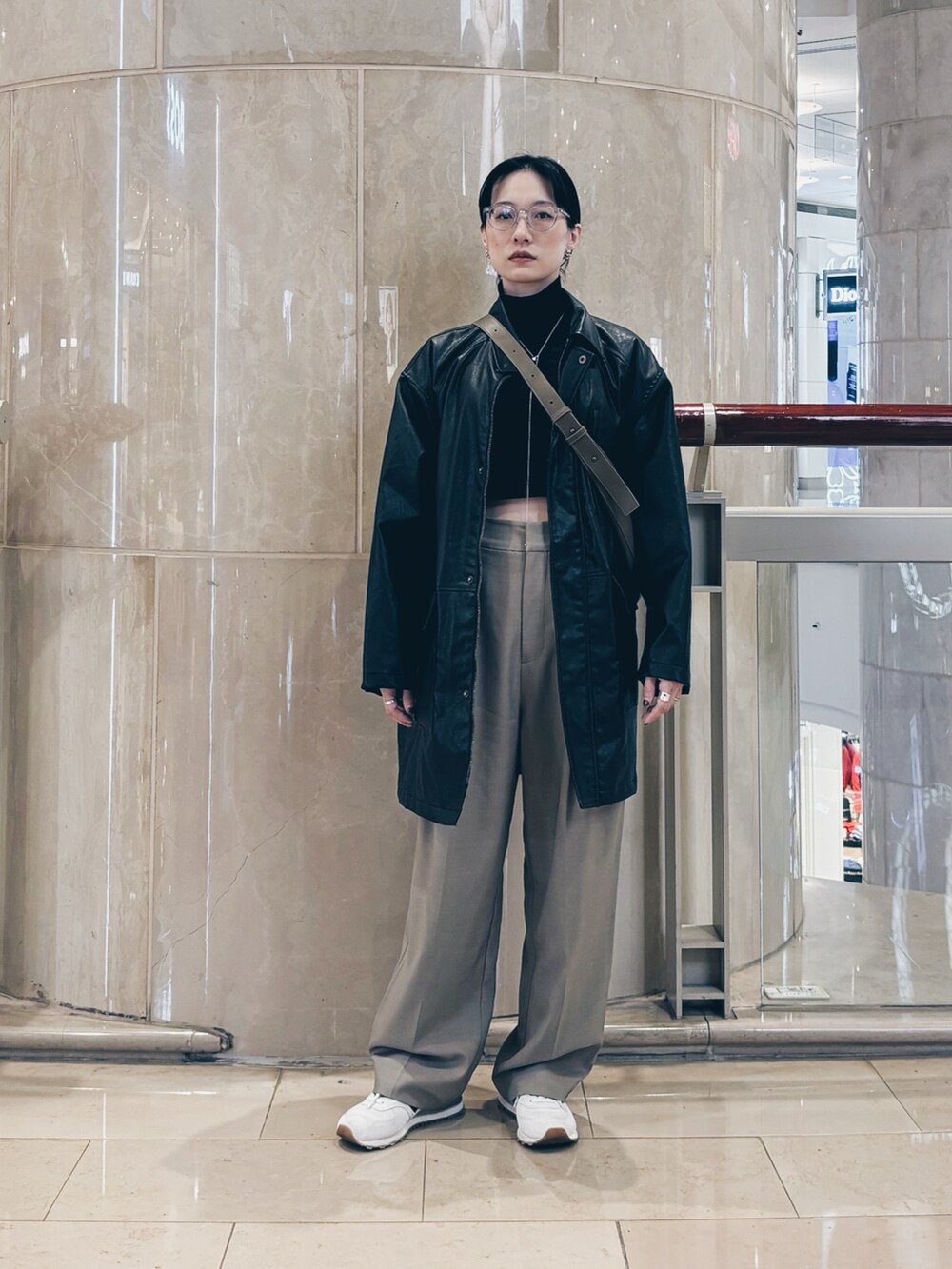 「STYLEMIXERのセンタープレスパンツ（スラックス、ブラウン系）」を使った、さいさん（レディース・158cm）の冬コーディネートの2枚目の写真