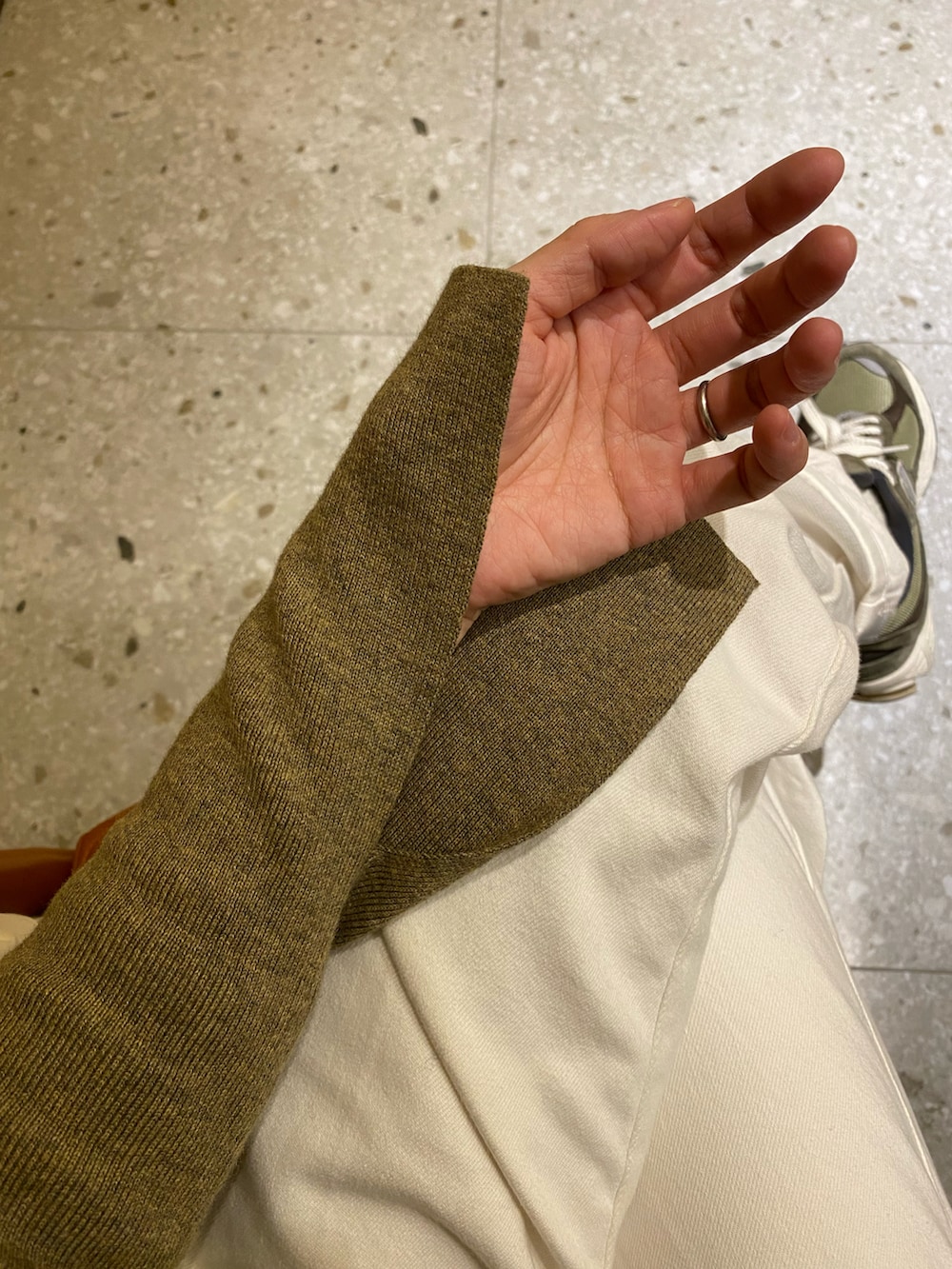 「CLANEのLOOSE SHAPE DEEP NECK KNIT TOPS（ニット/セーター、ベージュ系）」を使った、さいさん（レディース・158cm）の冬コーディネートの4枚目の写真