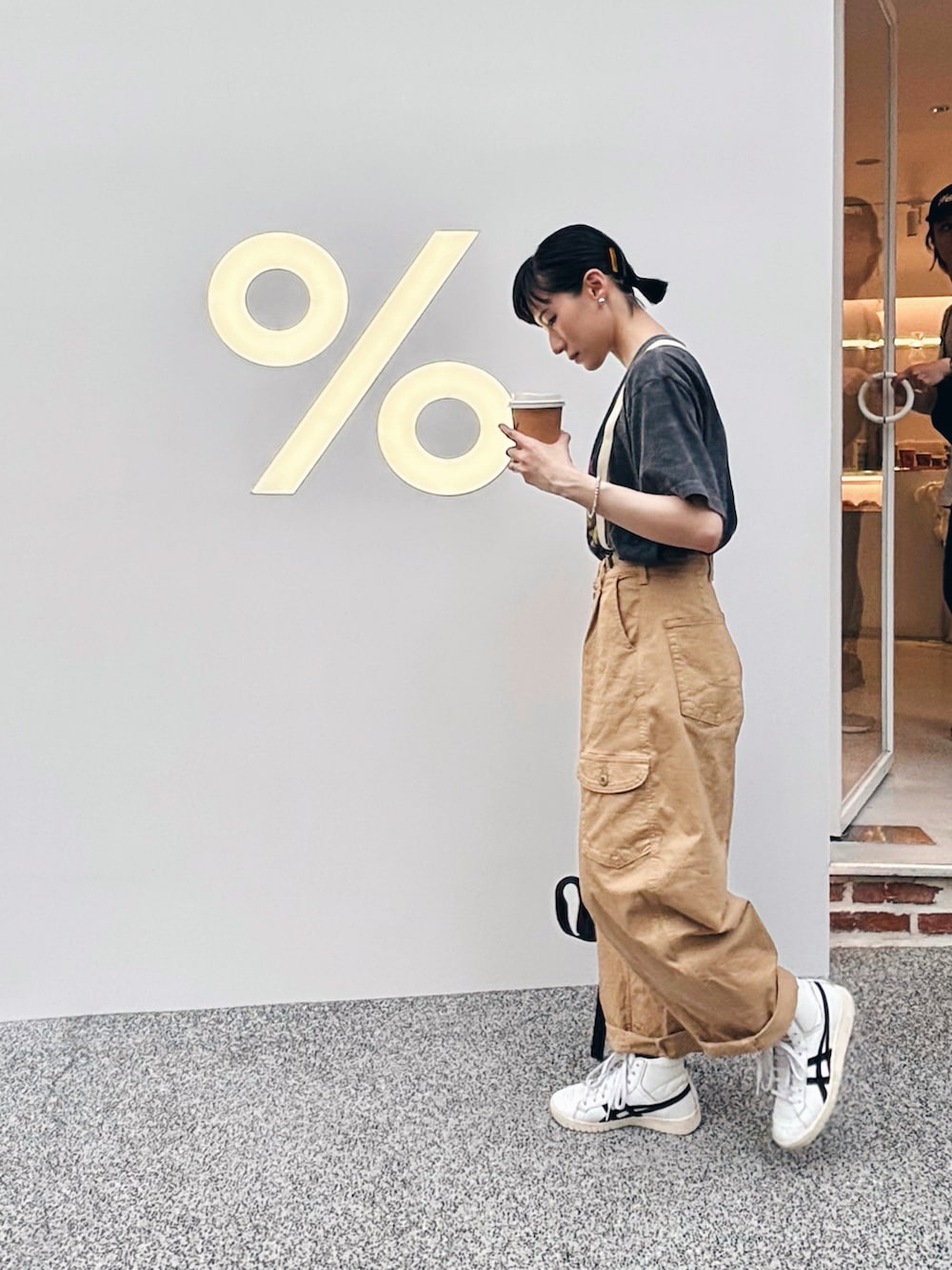 「FREAK'S STOREのSOMETHING × FREAK'S STORE/サムシング 別注SUSPENDER BALLOON PANTS/別注サスペンダーバルーンパンツ（チノパンツ、ベージュ系）」を使った、さいさん（レディース・158cm）の春コーディネートの2枚目の写真