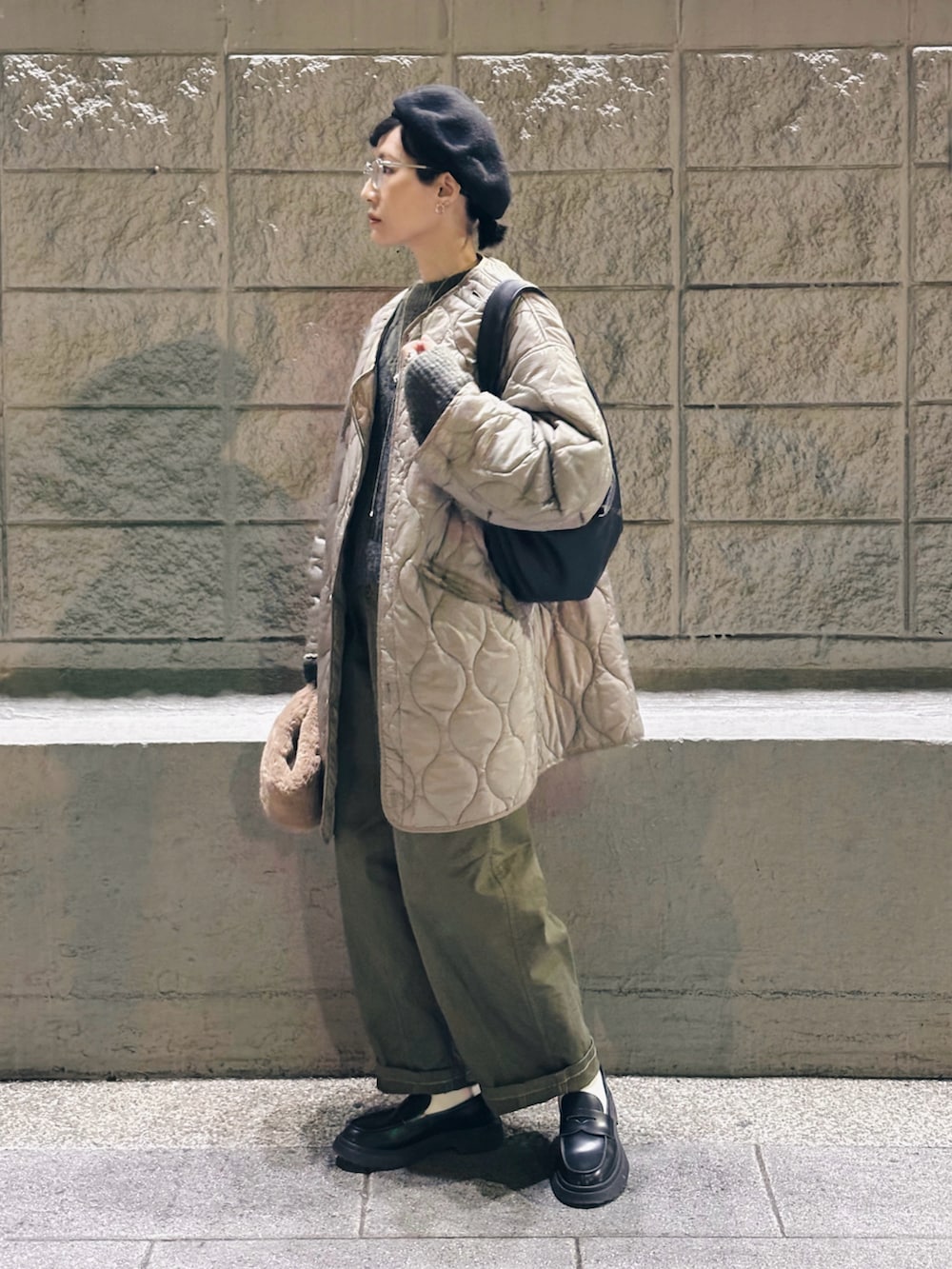 「母のお下がりのアイテム（ハンチング/ベレー帽、ブラック系）」を使った、さいさん（レディース・158cm）の冬コーディネートの2枚目の写真