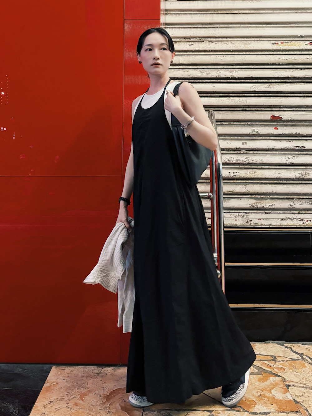 ブラック系のワンピース、ホワイト系のシャツ/ブラウス、ブラック系のスニーカーを着用したレディースの夏コーディネートの2枚目の写真