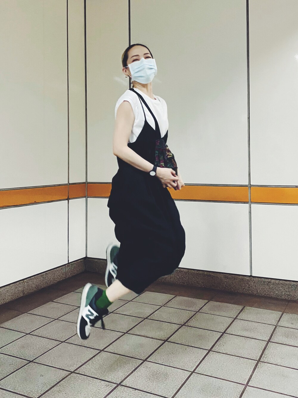 ホワイト系のTシャツ/カットソー、その他のショルダーバッグ、ブラック系のジャンパースカートを着用したレディースの夏コーディネートの2枚目の写真