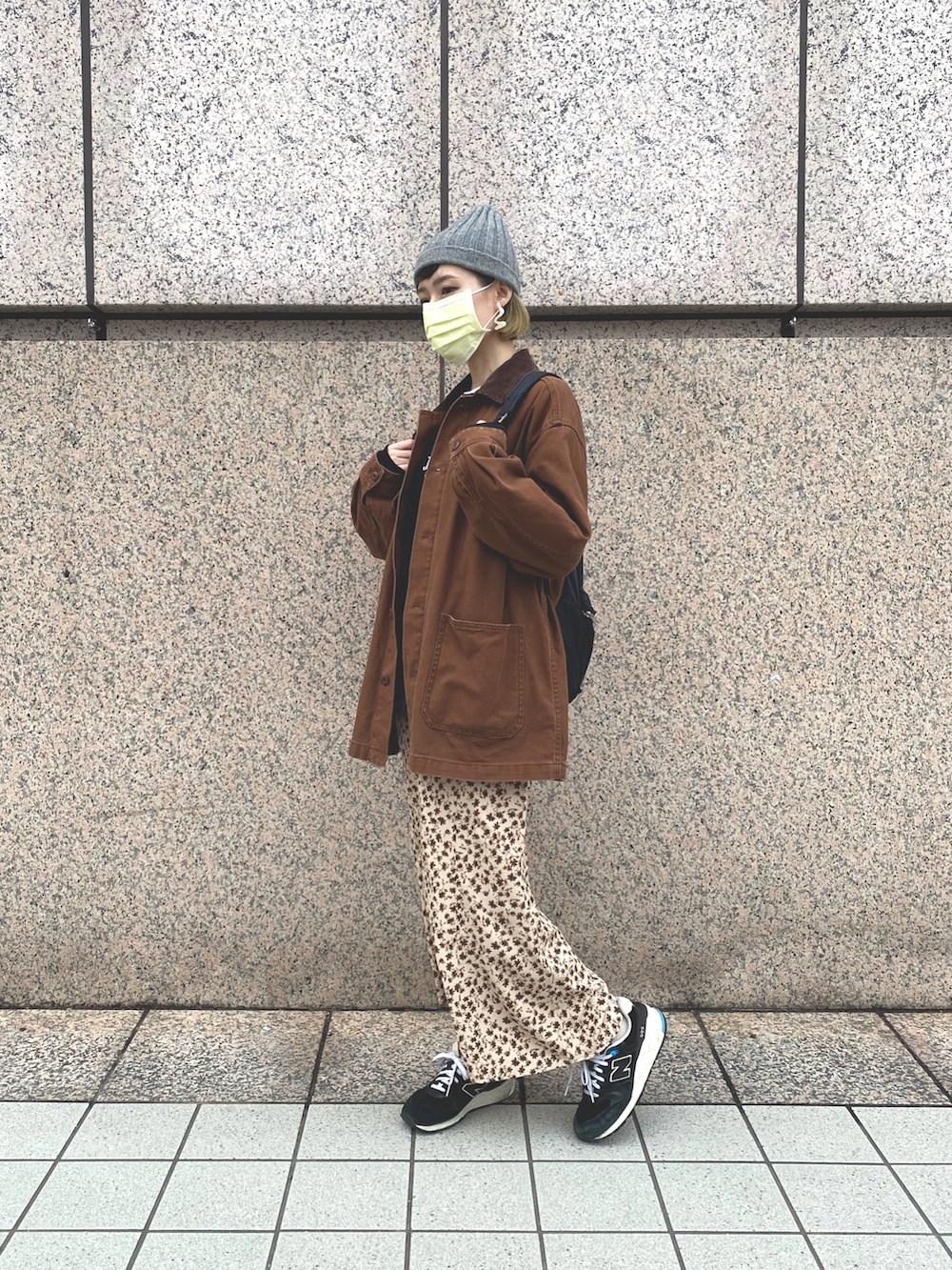 ブラウン系のブルゾン、ベージュ系のスカート、ブラック系のスウェットを着用したレディースの冬コーディネートの2枚目の写真