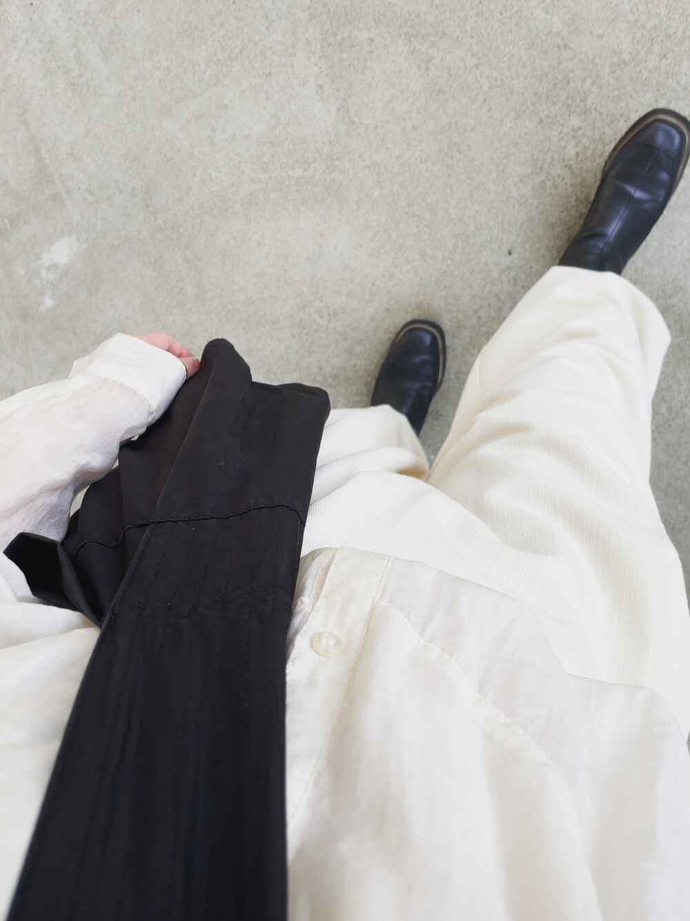 ホワイト系のその他パンツ、ブラック系のショルダーバッグ、ブラック系のブーツを着用したレディースの春コーディネートの2枚目の写真