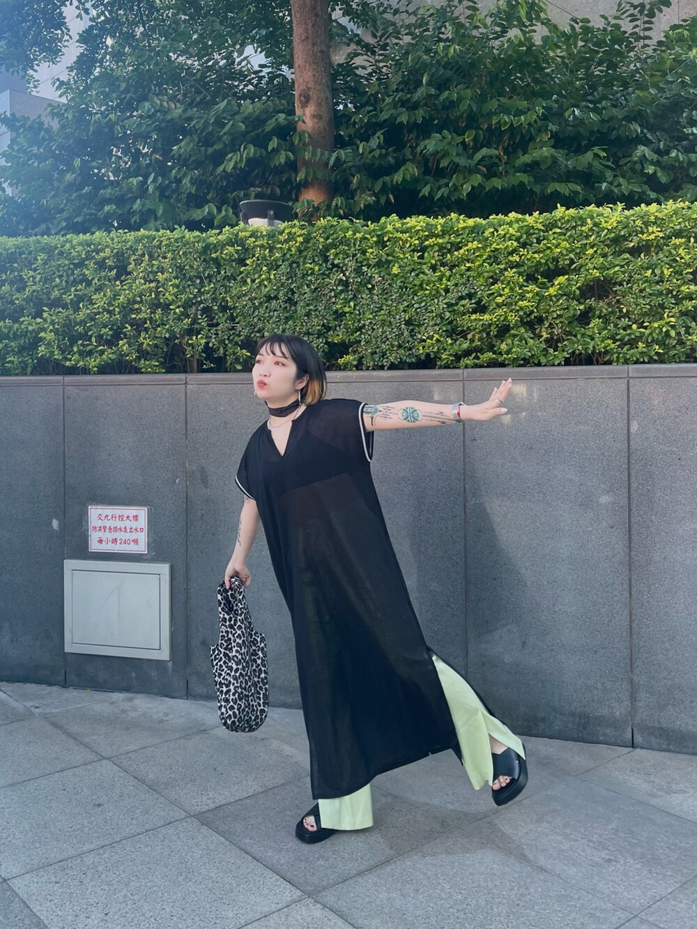 「VACANCYのフレンチスリーブステッチシアーワンピース（ワンピース、ブラック系）」を使った、wslさん（レディース・154cm）の夏コーディネートの2枚目の写真