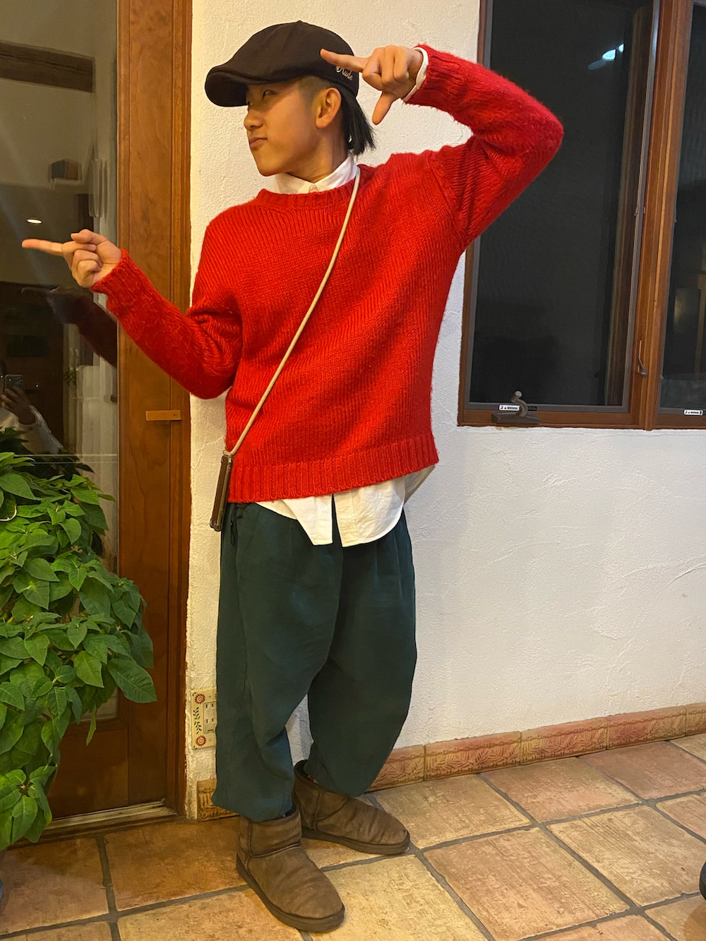 「クリスマス、ブーツ、中学生、中学生男子、おとこのこ、ムートンブーツ、ニット、キッズ？？、キャスケット、シャツコーデ、シャツ、赤」｜「UGGのアイテム（ブーツ、ブラウン系）」を使った、GEN56さん（キッズ・162cm）の冬コーディネートの3枚目の写真