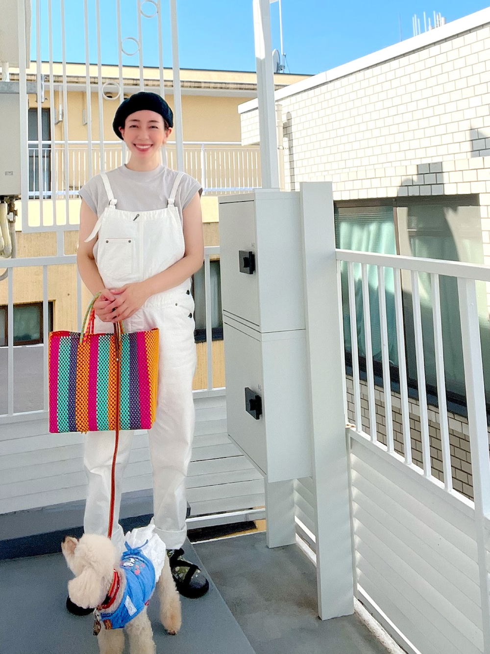 その他のトートバッグ、グレー系のTシャツ/カットソー、ホワイト系のサロペット/オーバーオールを着用したレディースの夏コーディネートの2枚目の写真