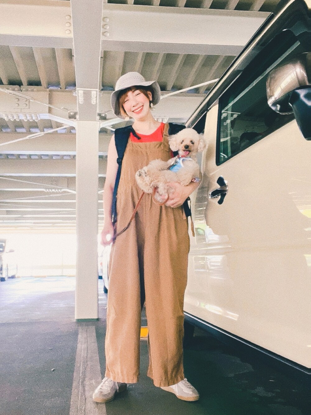 その他のトートバッグ、ホワイト系のTシャツ/カットソー、レッド系のTシャツ/カットソーを着用したレディースの夏コーディネートの4枚目の写真