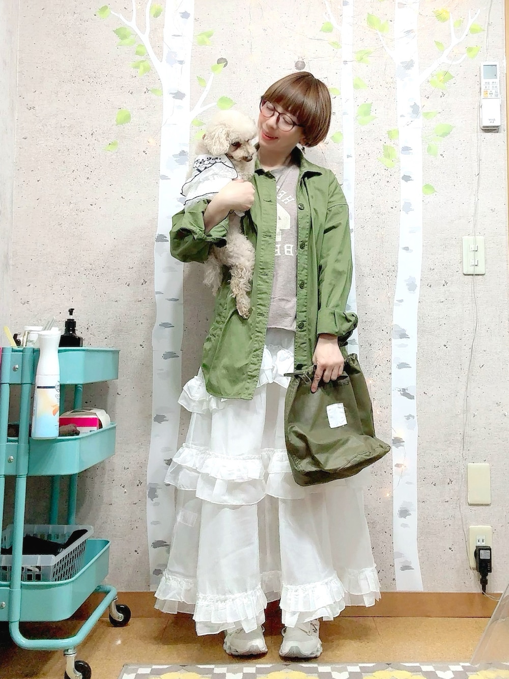 ブルー系のジャージ、グレー系のTシャツ/カットソー、ホワイト系のスカートを着用したレディースの春コーディネートの3枚目の写真