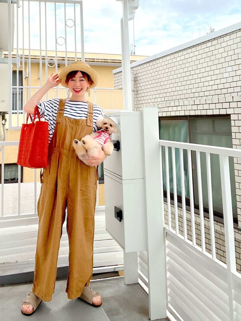 ホワイト系のシャツ/ブラウス、ブラウン系のその他パンツ、ブラウン系のサンダルを着用したレディースの秋コーディネートの5枚目の写真
