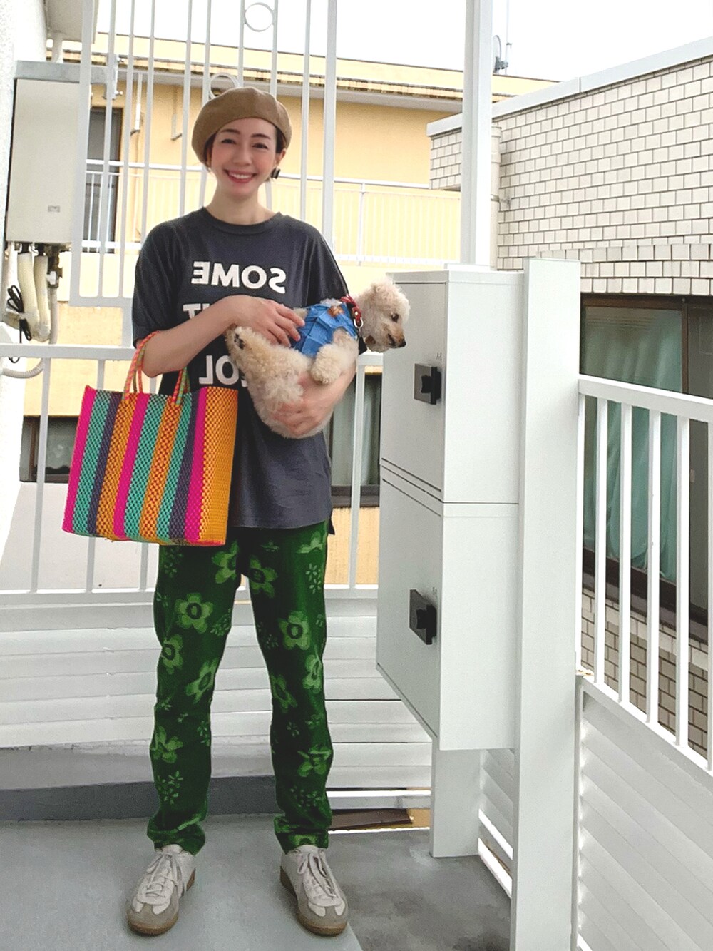 グレー系のTシャツ/カットソー、その他のトートバッグ、グリーン系のその他パンツを着用したレディースの夏コーディネートの2枚目の写真