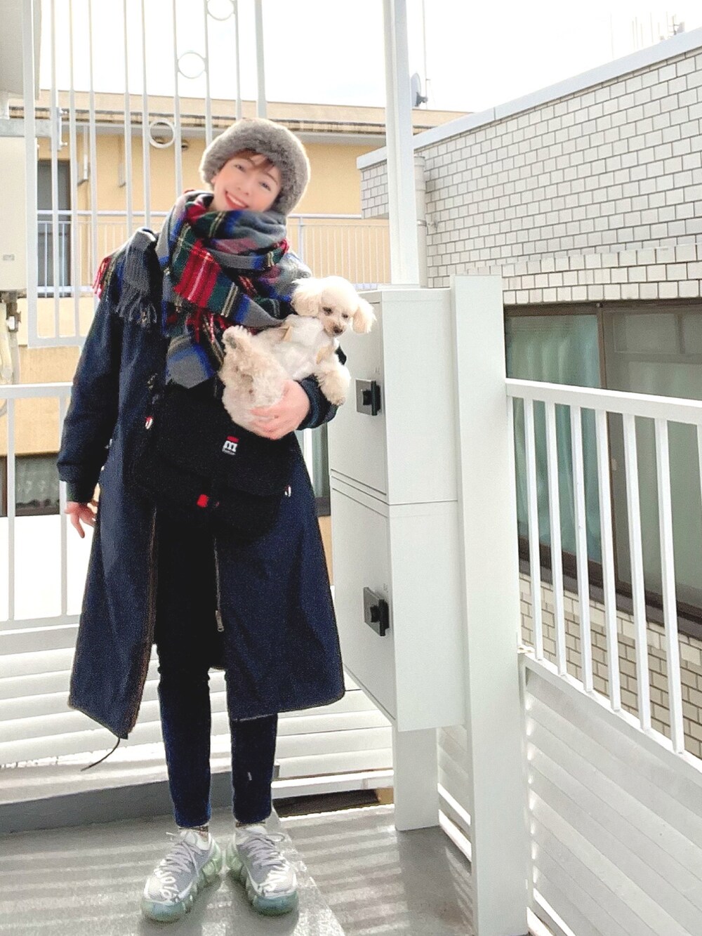 ブラック系のショルダーバッグ、ブルー系のスウェット、ブルー系のデニムパンツを着用したレディースの冬コーディネートの2枚目の写真